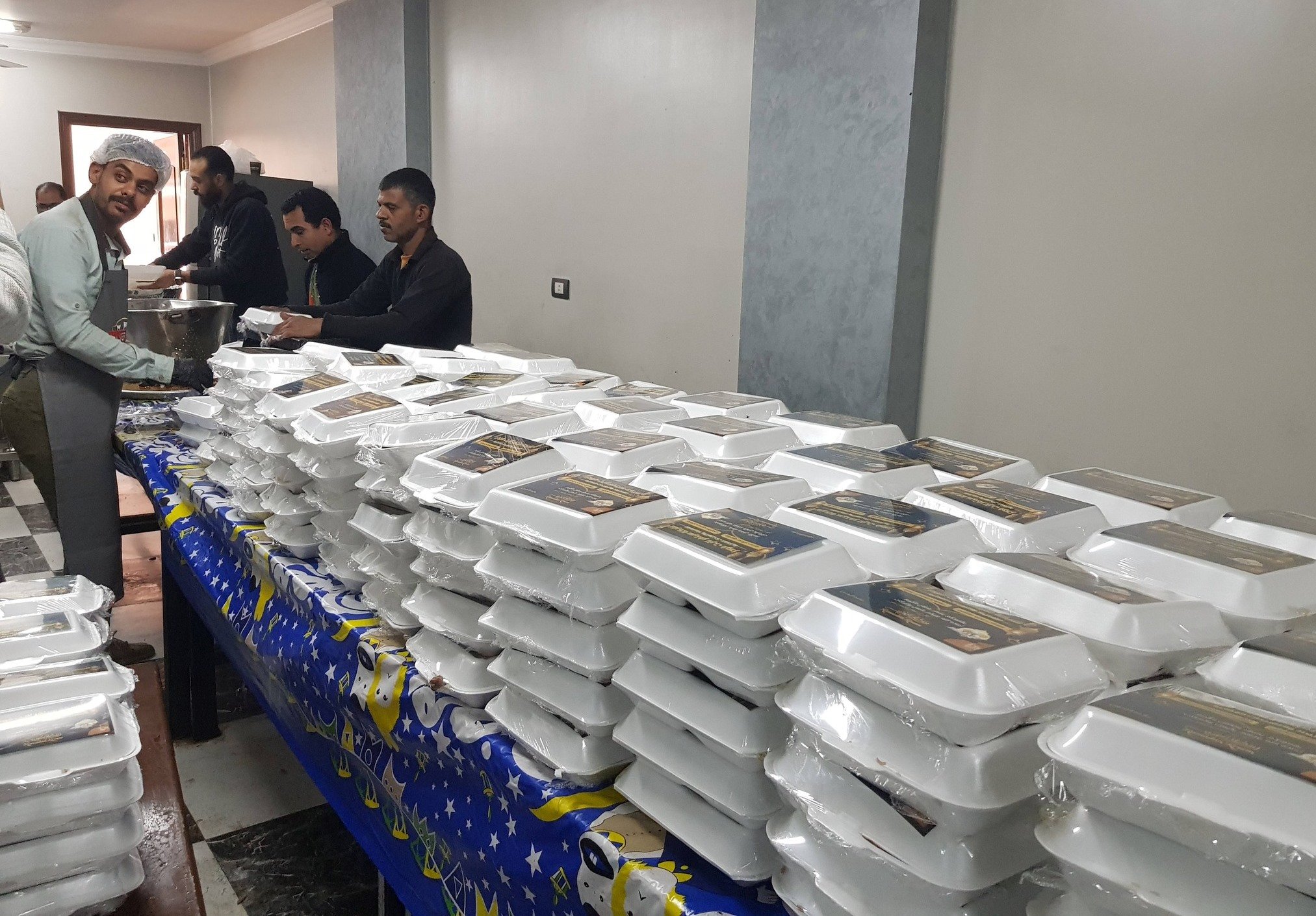 تجهيز الوجبات فى مطبخ رومانى رمزى بالأقصر تجهيز الوجبات فى مطبخ رومانى رمزى بالأقصر