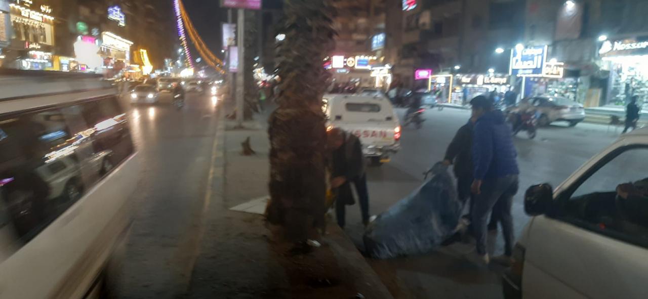 هيئة النظافة والتجميل تشن جملة مكبرة على الفريزة والنباشين فى حى الهرم (1)