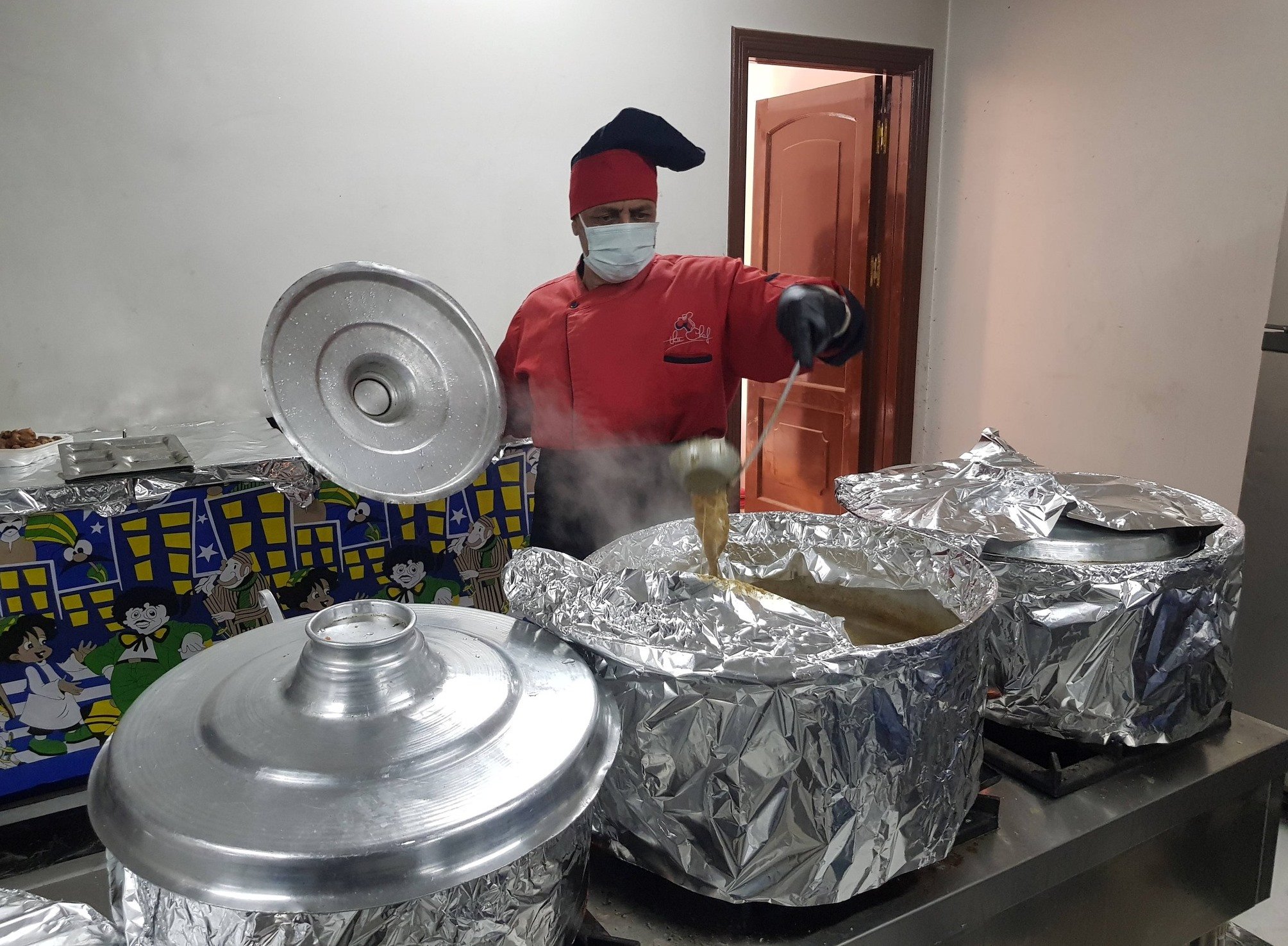 جانب من إعداد وجبات الإفطار فى مطبخ رومانى رمزى اليومى جانب من إعداد وجبات الإفطار فى مطبخ رومانى رمزى اليومى