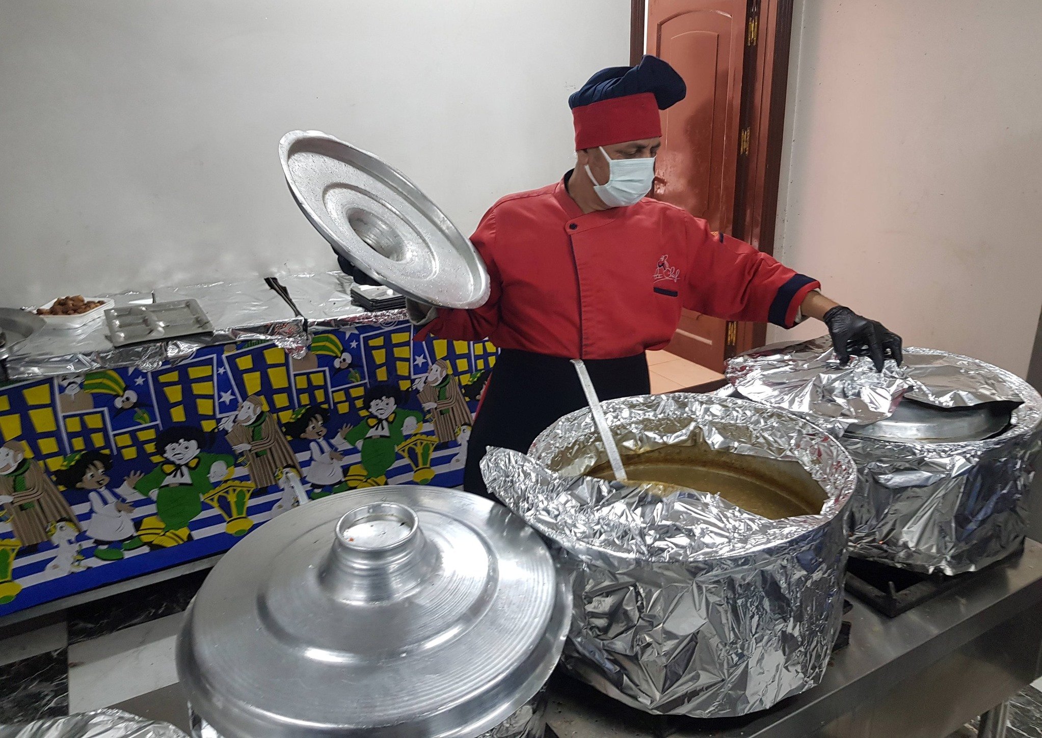 شيف متخصص يطهي الوجبات يومياً بالمطبخ الخيرى شيف متخصص يطهي الوجبات يومياً بالمطبخ الخيرى