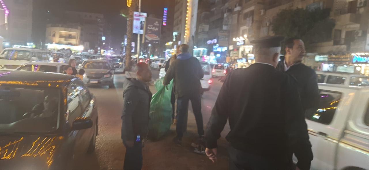 هيئة النظافة والتجميل تشن جملة مكبرة على الفريزة والنباشين فى حى الهرم (7)