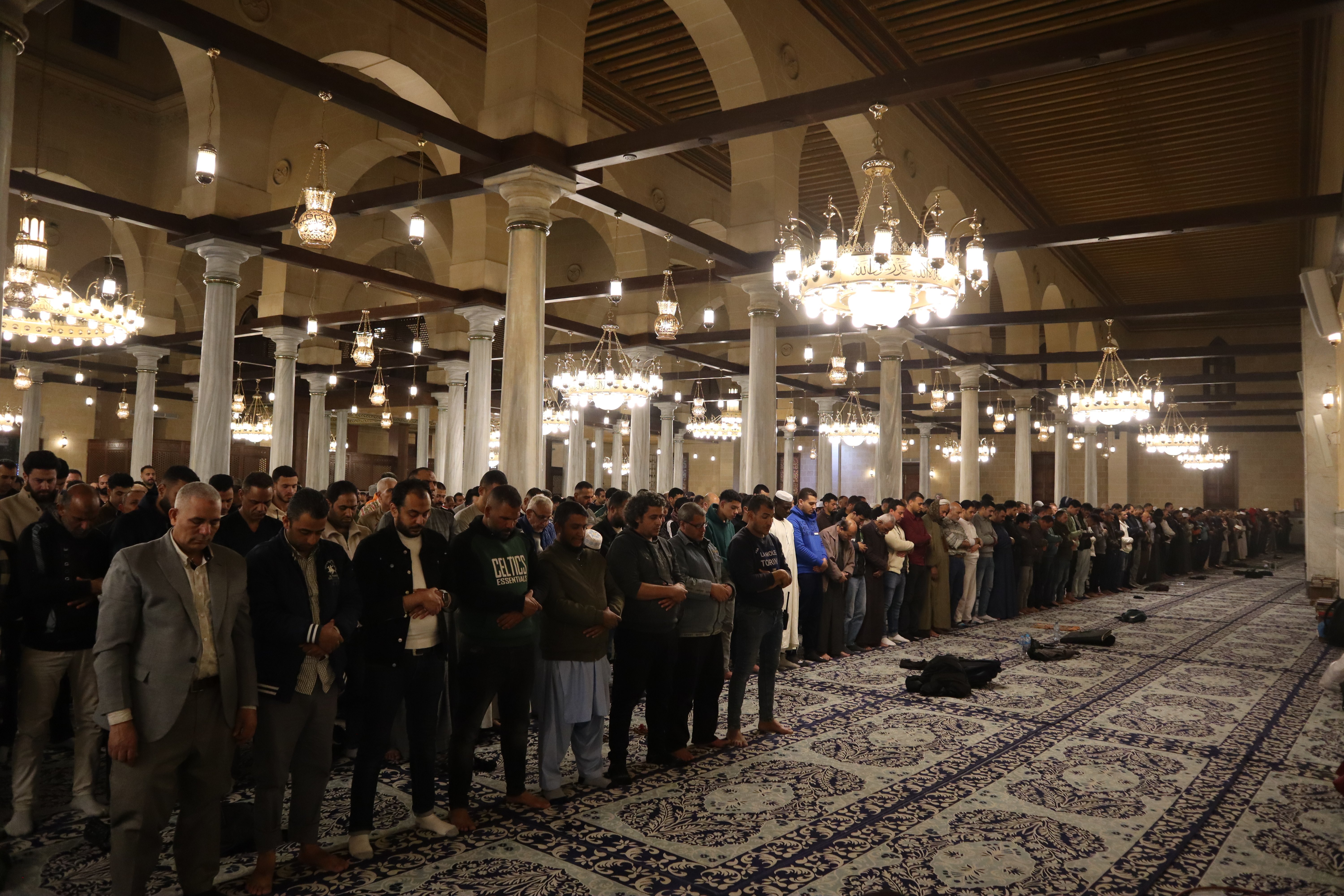 إحياء خامس ليالي رمضان في المساجد الكبرى بتلاوات ندية وابتهالات روحانية مؤثرة إحياء خامس ليالي رمضان في المساجد الكبرى بتلاوات ندية وابتهالات روحانية مؤثرة