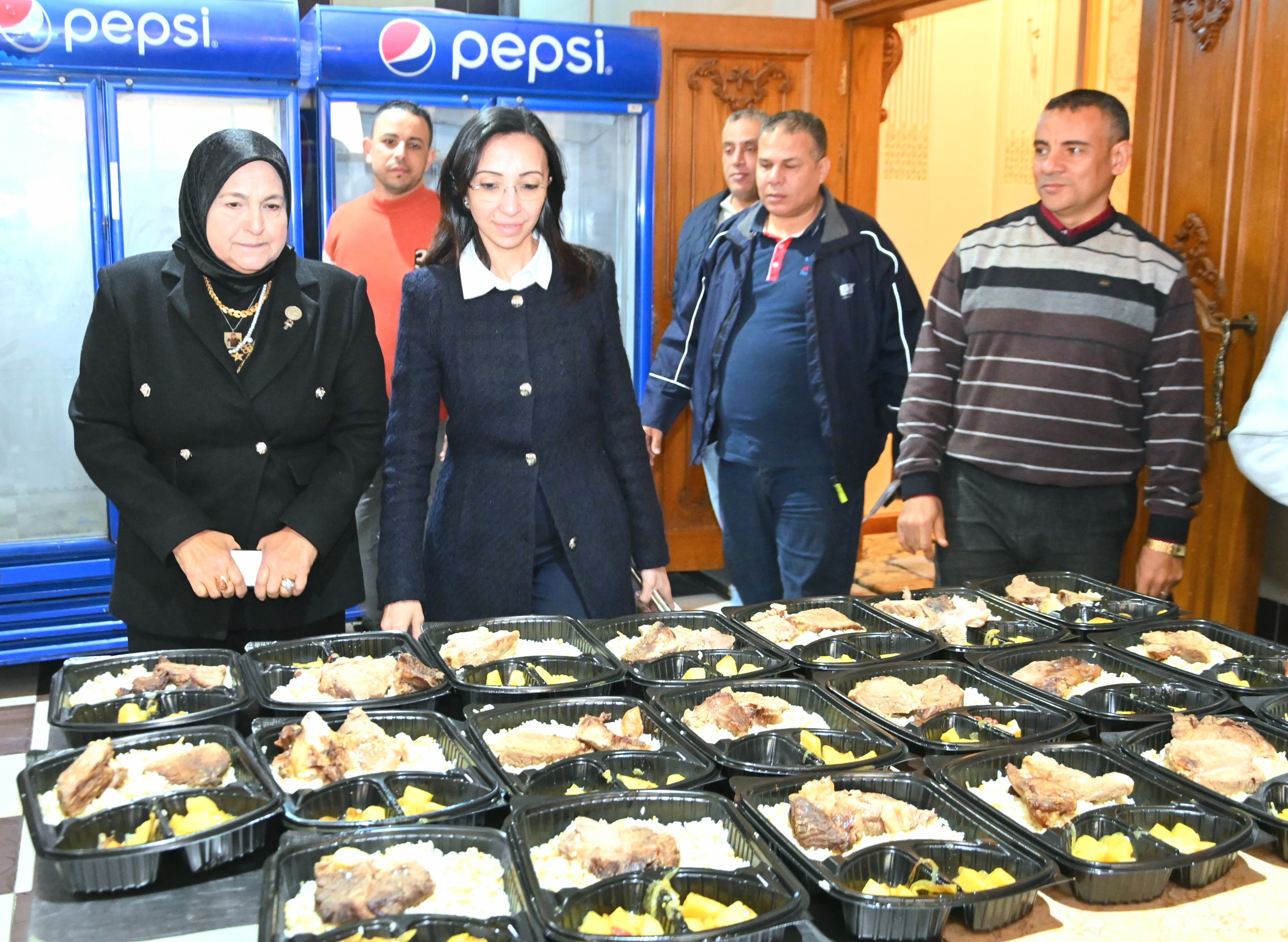 محافظ البحيرة تتفقد مطبخ المصرية