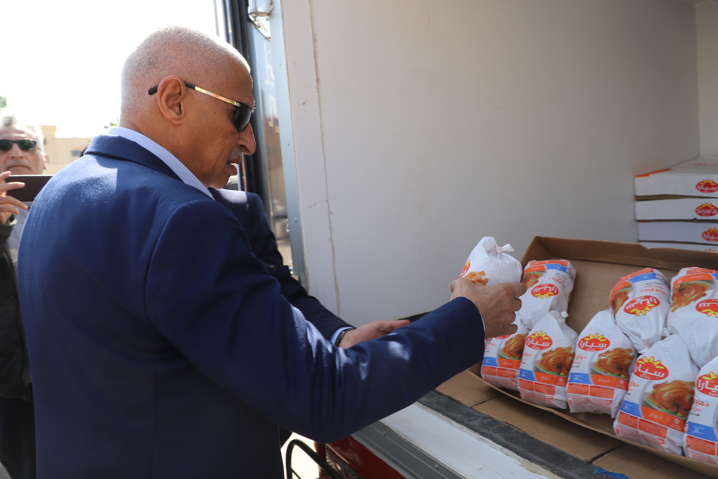 محافظ شمال سيناء يعاين اللحوم قبل توزيعها