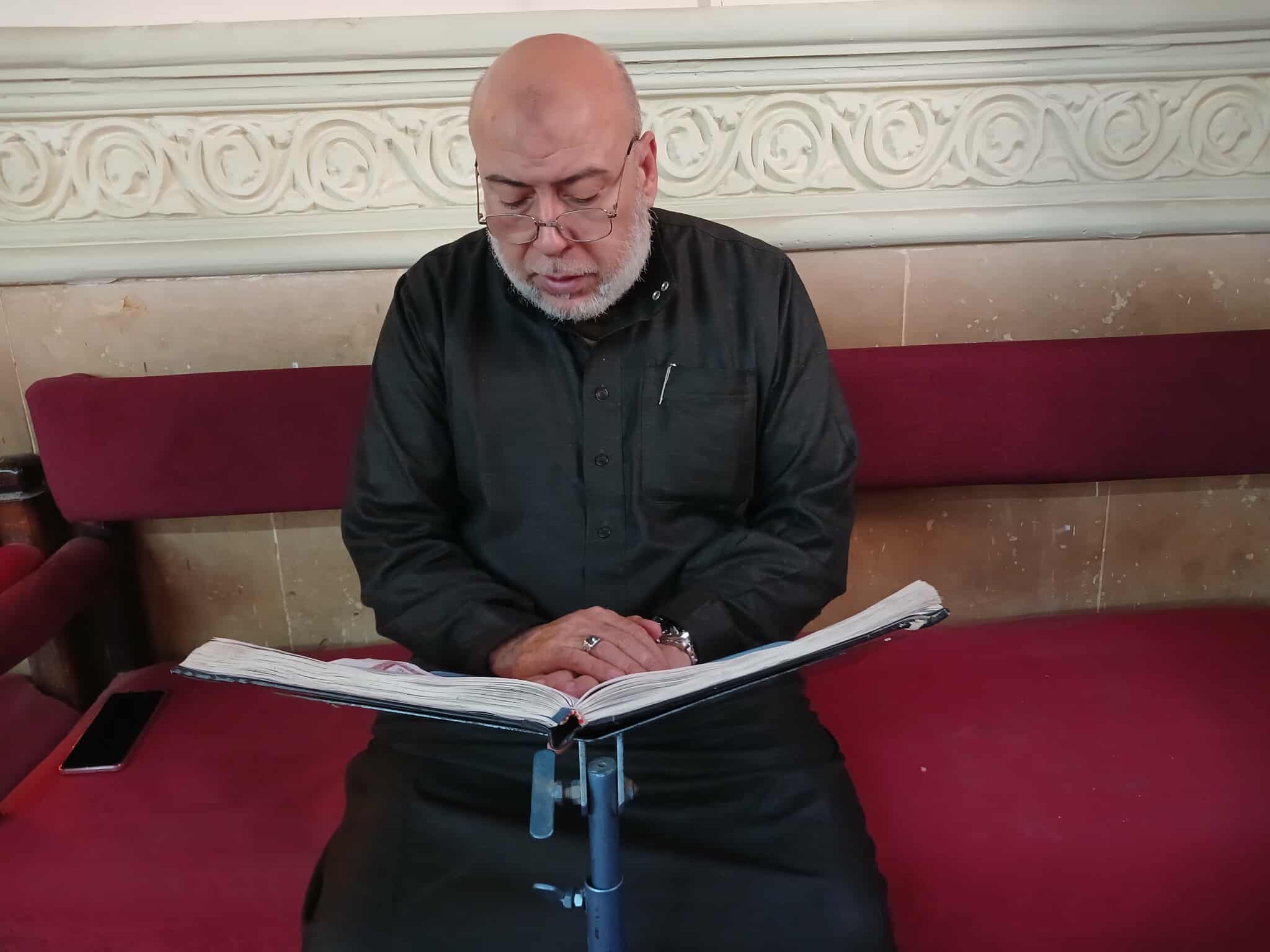 احد اهالى بلبيس اثناء تلاوة القران داخل المسجد بعد صلاة الظهر