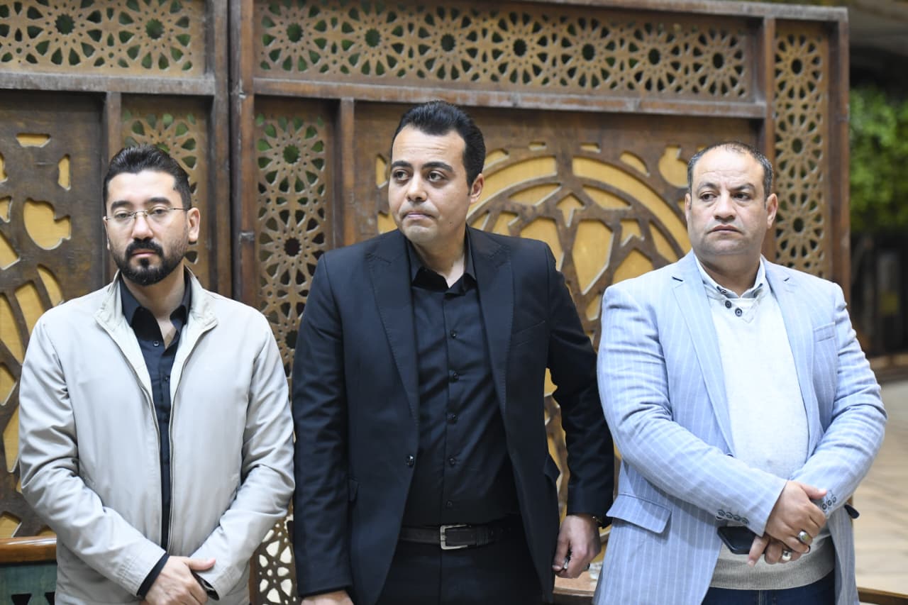 الزملاء خالد سنجر و محمد السيد و محمد خطاب يتلقون العزاء فى الراحل محمود نصر