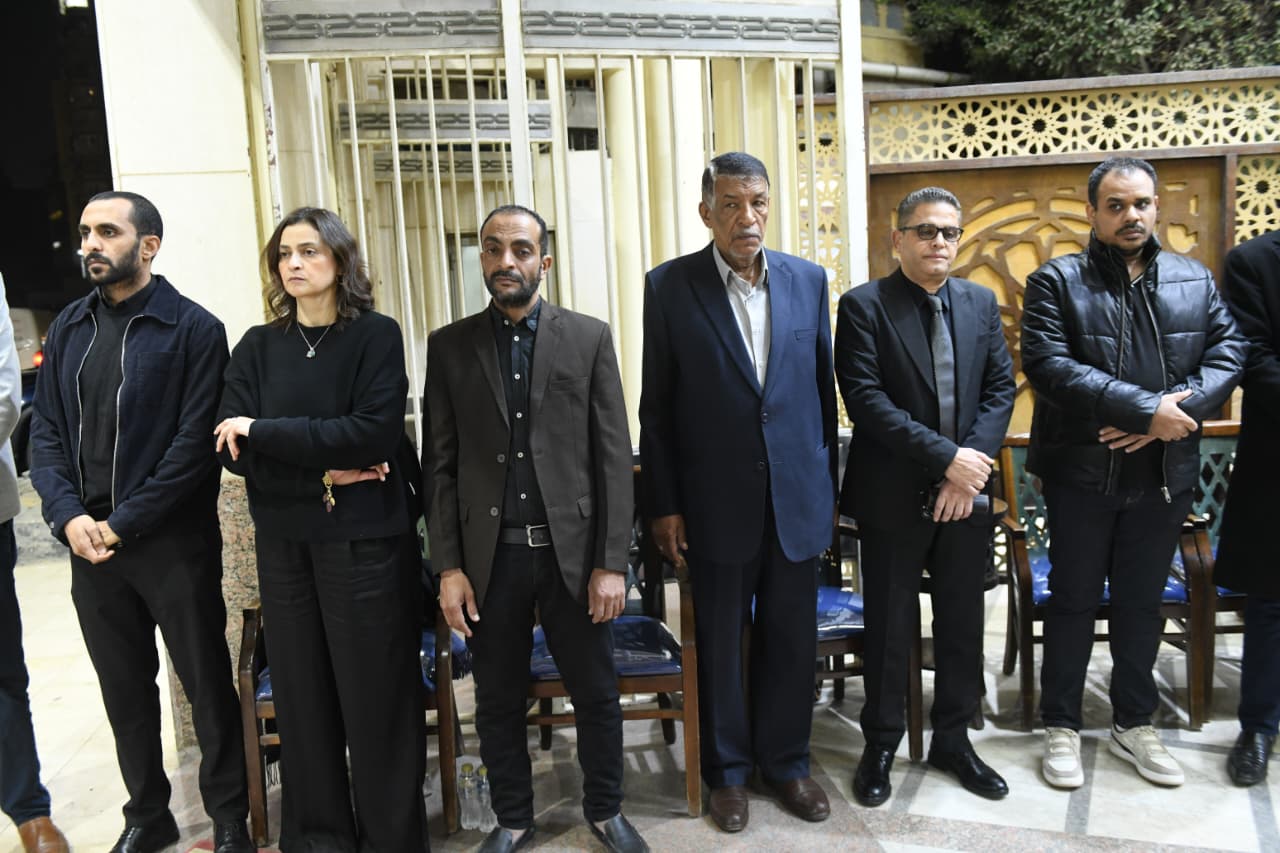 الكاتبة الصحفية علا الشافعى والكاتب الصحفى عبد الفتاح عبد المنعم يستقبلون عزاء الزميل محمود نصر