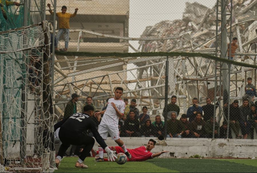 الكرة فى الملعب.. دورات رمضانية ومبارايات ودية بقطاع غزة رغم الجرب (3)