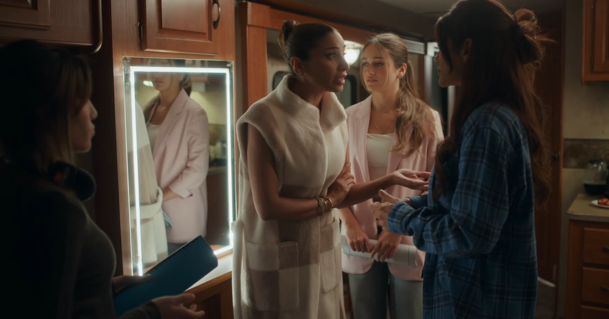 مساعدة دينا