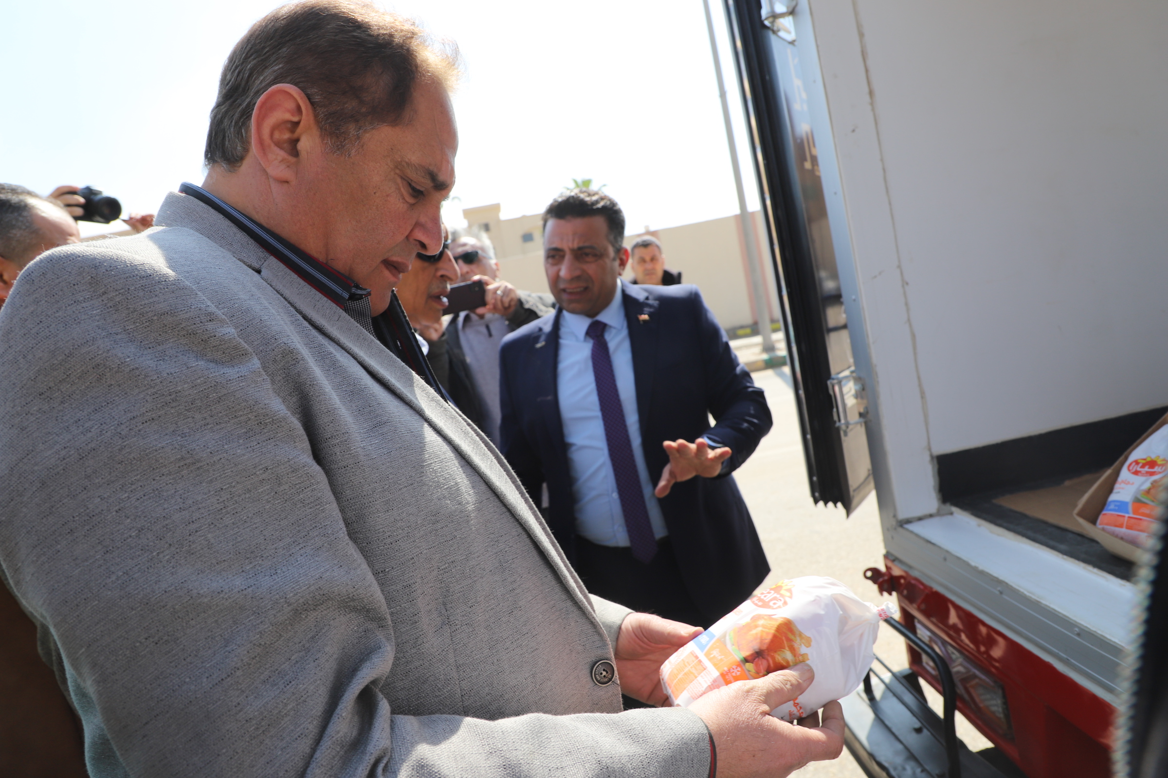 نائب المحافظ يتفقد السلع 