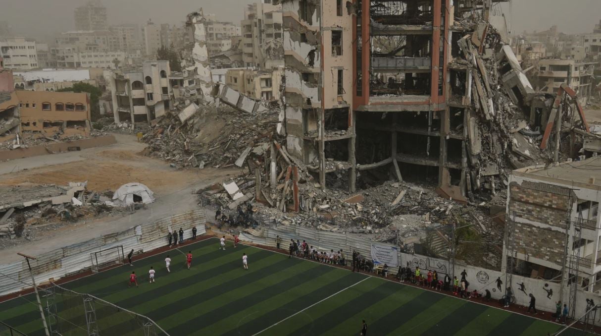 الكرة فى الملعب.. دورات رمضانية ومبارايات ودية بقطاع غزة رغم الجرب (1)