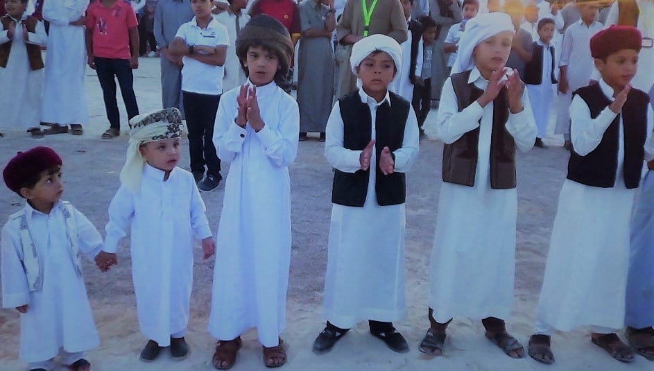 أطفال بدو بالملابس التراثية