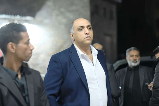 الكاتب الصحفى وائل السمرى يتلقى العزاء فى الزميل محمود نصر