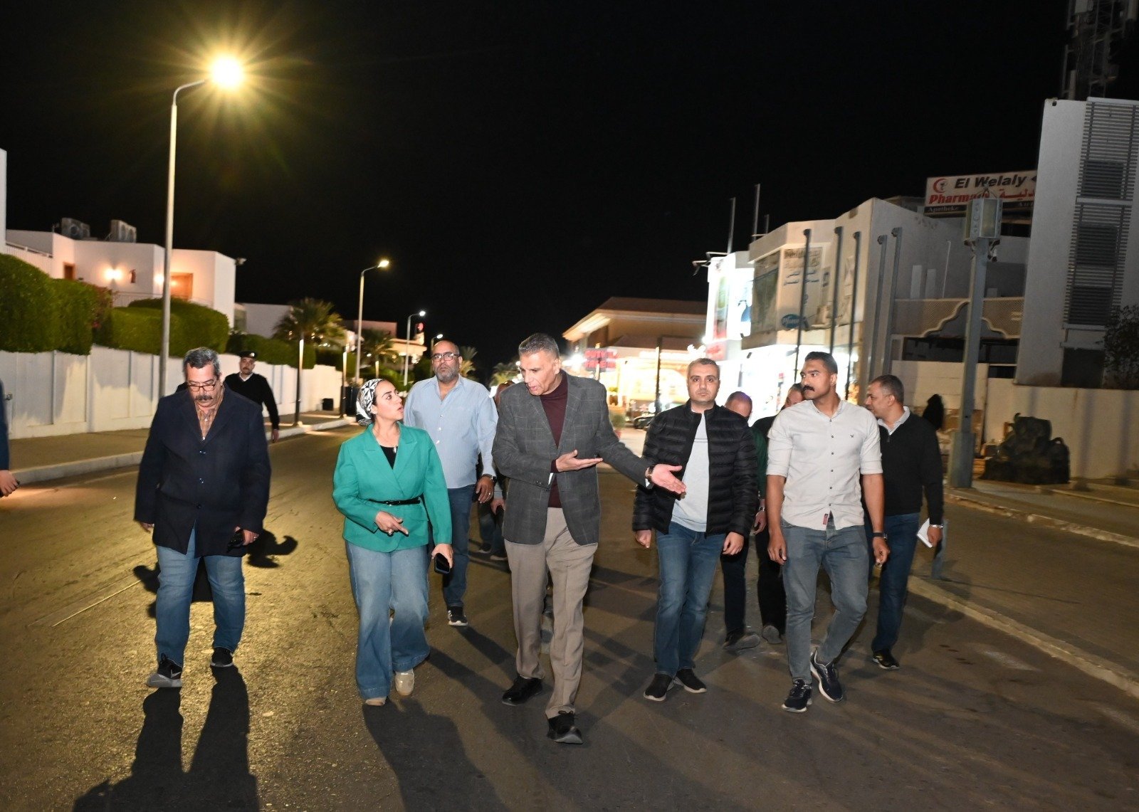 محافظ جنوب سيناء يقوم بجولة ليلية سيرًا على الأقدام  بخليج نعمة بمدينة شرم الشيخ لمتابعة المشروعات  (4)