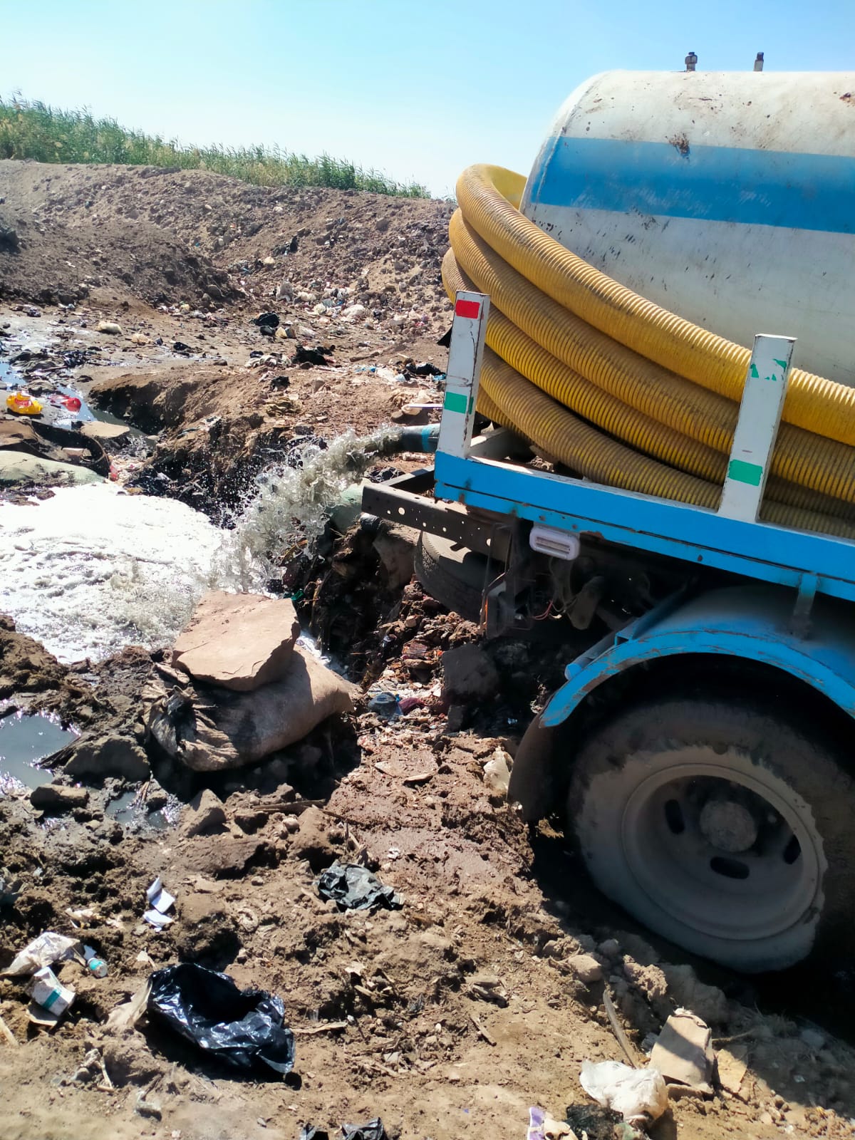 ضبط سيارتي كسح مخالفتين لإلقائهما مخلفات ضبط سيارتي كسح مخالفتين لإلقائهما مخلفات