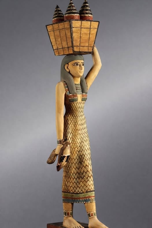 كل ما تريد معرفته عن تمثال حاملة القرابين.. أيقونة الفن الفرعونى