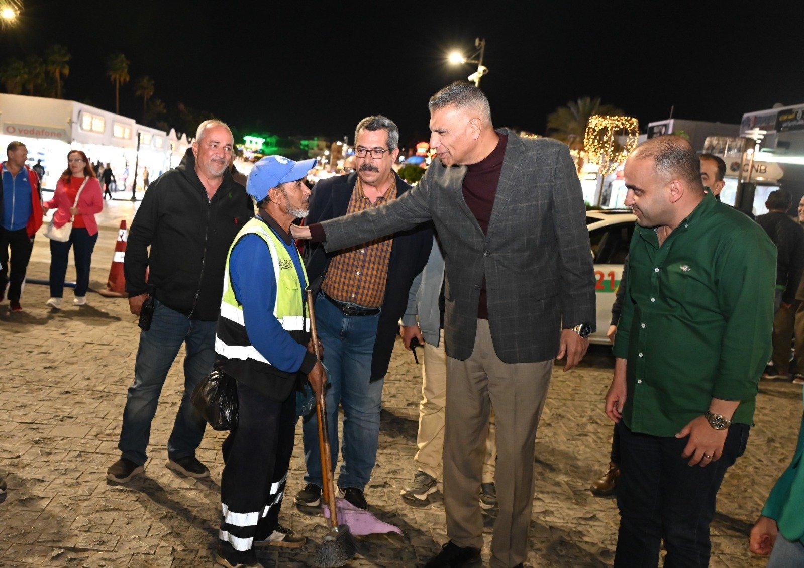 محافظ جنوب سيناء يقوم بجولة ليلية سيرًا على الأقدام  بخليج نعمة بمدينة شرم الشيخ لمتابعة المشروعات  (2)