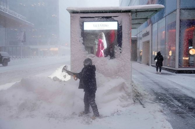 صور لعاصفة ثلجية هائلة تضرب شمال شرق الولايات المتحدة (7)