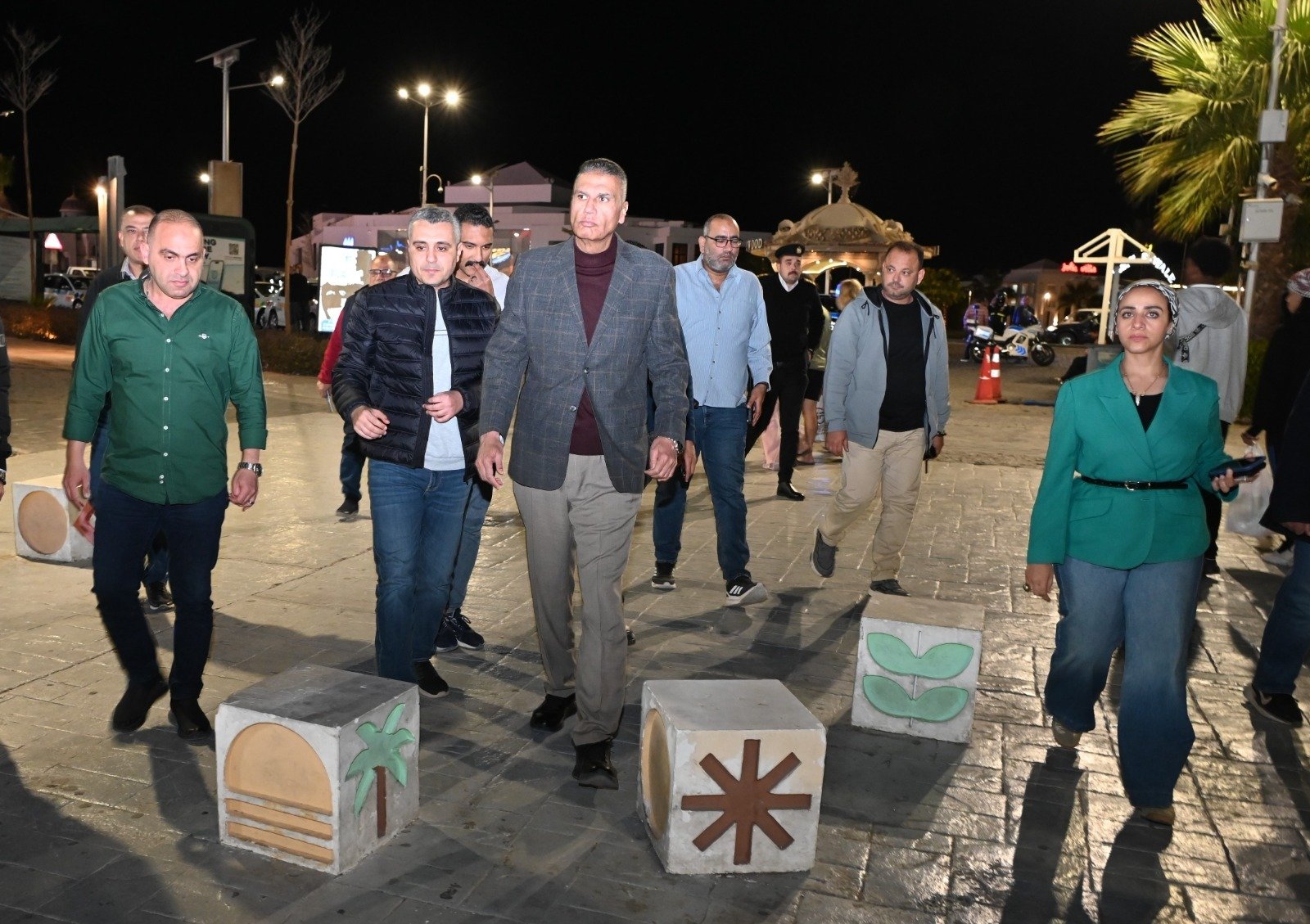 محافظ جنوب سيناء يقوم بجولة ليلية سيرًا على الأقدام  بخليج نعمة بمدينة شرم الشيخ لمتابعة المشروعات  (1)