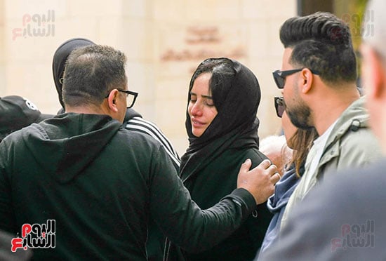 بكاء زينة فى جنازة شقيقها