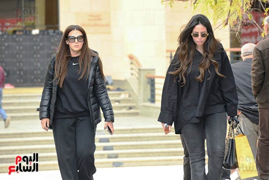 دنيا سمير غانم فى جنازة شقيق زينه