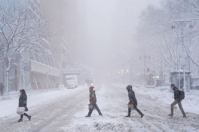 صور لعاصفة ثلجية هائلة تضرب شمال شرق الولايات المتحدة (2)