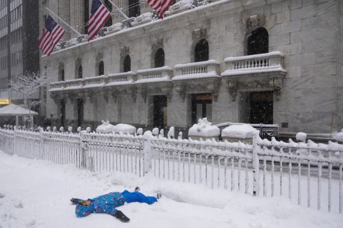 صور لعاصفة ثلجية هائلة تضرب شمال شرق الولايات المتحدة (5)