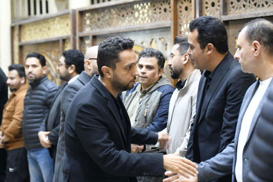 وصول الإعلامى أحمد فايق لتقديم العزاء فى رحيل الزميل محمود نصر