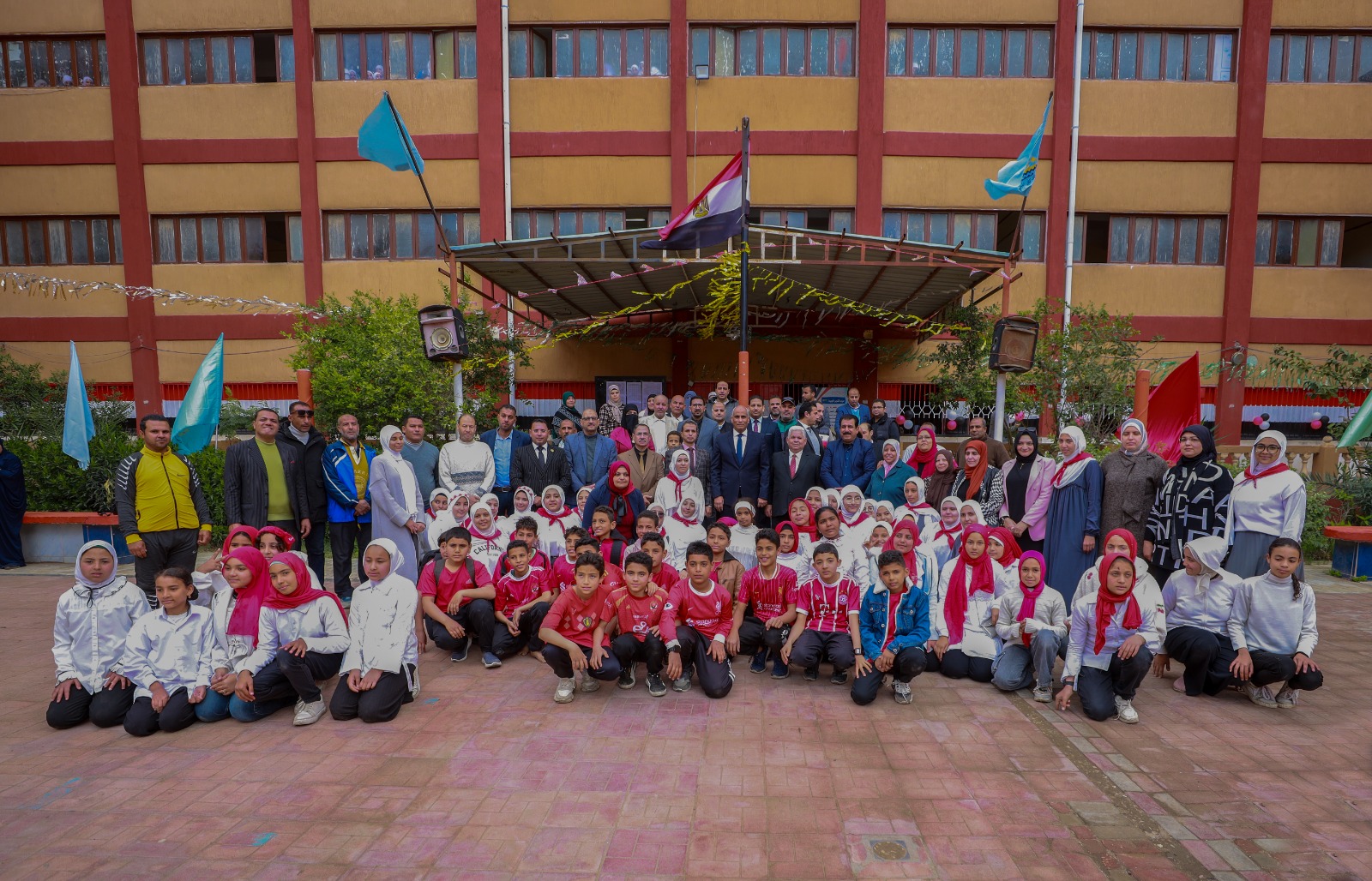 صورة جماعية للمحافظة وقيادات التعليم والطالبات صورة جماعية للمحافظة وقيادات التعليم والطالبات