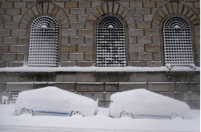 صور لعاصفة ثلجية هائلة تضرب شمال شرق الولايات المتحدة (6)