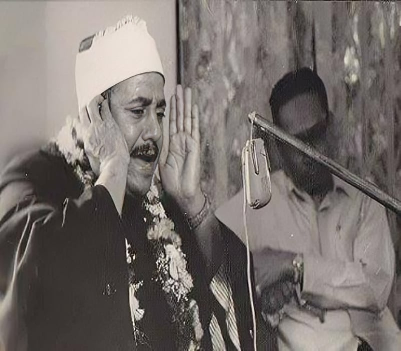 كنوز منسية.. من البرجاية إلى الإذاعة.. الشيخ عبد العزيز خلف الله البرجينى.. صوت من جيل العمالقة.. اعتمدته الإذاعة 1951.. تنويه بمجلة إذاعية وثق سيرته.. وعٌين قارئا للسورة بمسجدى أحمد بن طولون وعلى زين العابدين