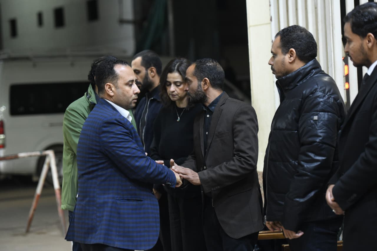 الكاتب الصحفى زكى القاضى مدير تحرير اليوم السابع يقدم واجب العزاء