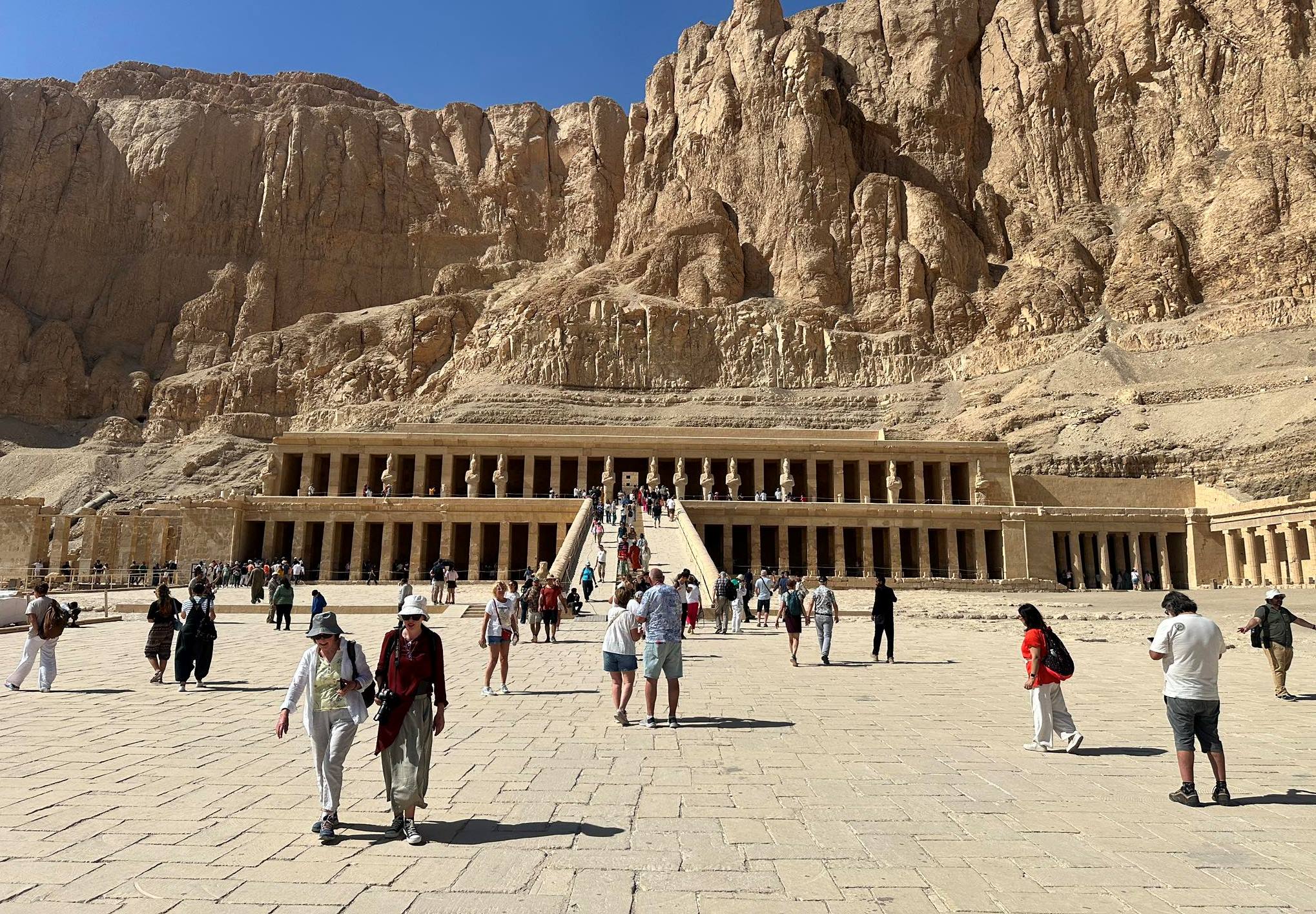 توافد مميز من سياح العالم فى معبد الملكة حتشبسوت