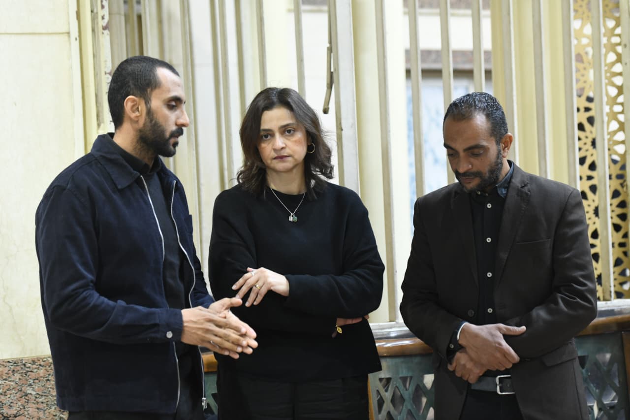 الكاتب الصحفية علا الشافعى والكاتب الصحفى محمد أسعد يتلقون العزاء