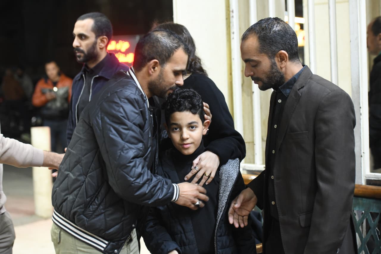 آدم نجل الزميل الراحل محمود نصر يتلقى العزاء