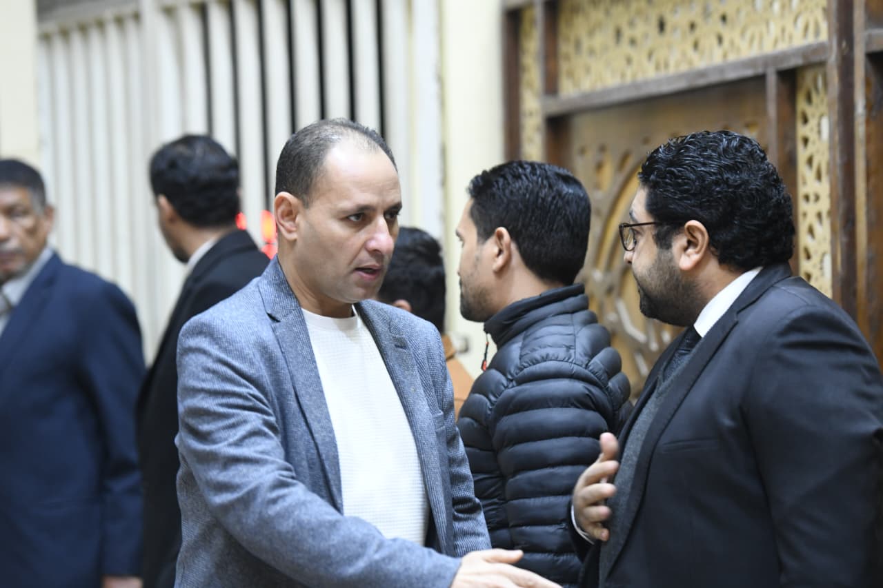 الكاتب الصحفى مدحت وهبة مدير تحرير اليوم السابع يقدم واجب العزاء