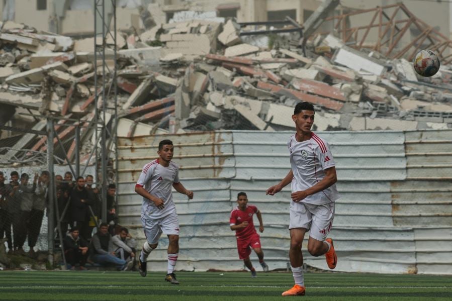 الكرة فى الملعب.. دورات رمضانية ومبارايات ودية بقطاع غزة رغم الجرب (2)