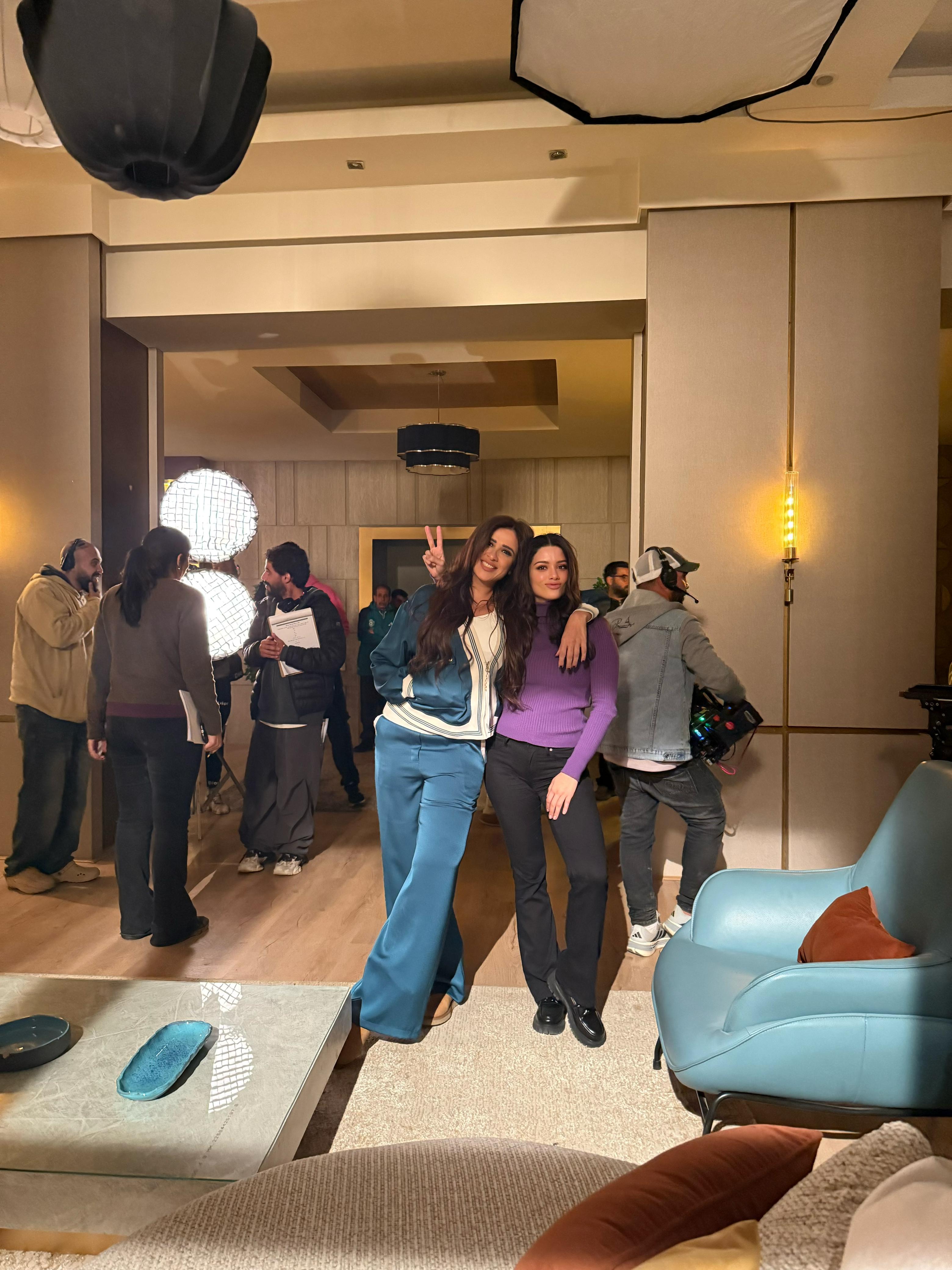 بالصور.. أجواء مبهجة تجمع سينتيا خليفة وياسمين عبد العزيز في وننسى اللي كان (3)