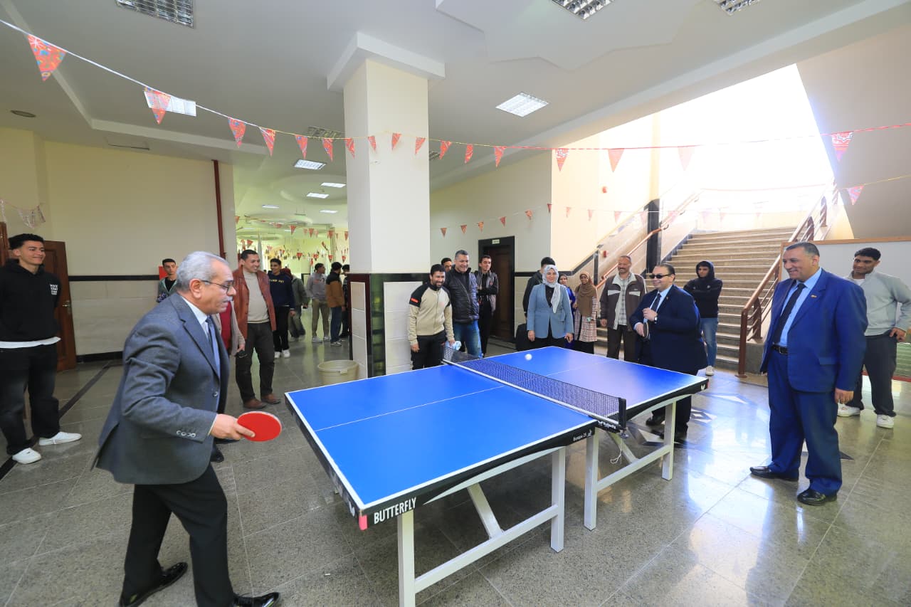 ممارسة رئيس الجامعة للعبة التنس