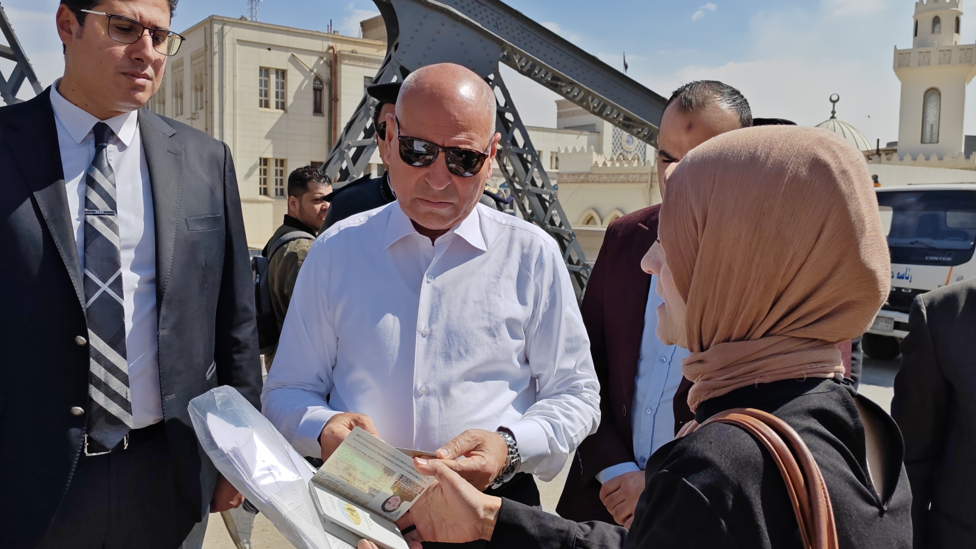 محافظ القاهرة يستجيب لسيدة من بني سويف تعثرت إجراءات سفرها للعمرة (1)