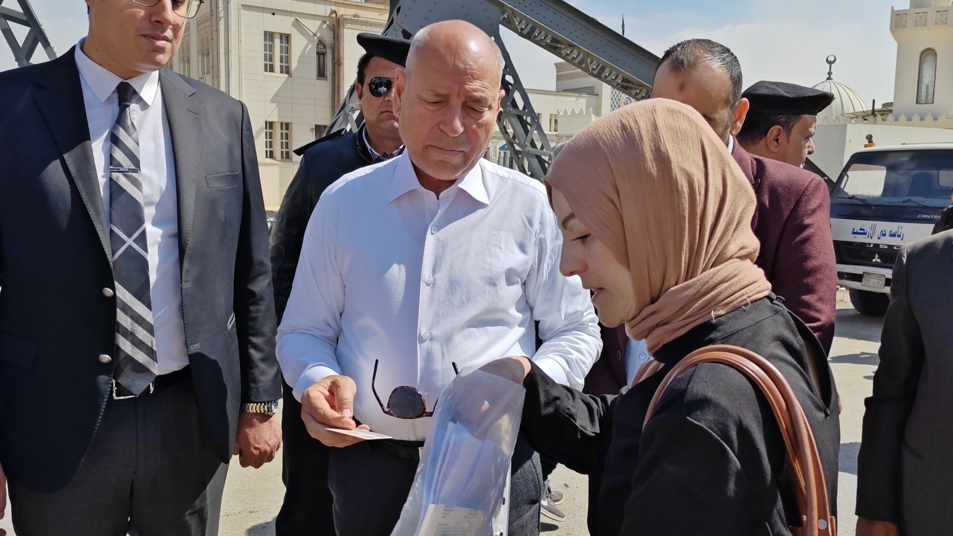 محافظ القاهرة يستجيب لسيدة من بني سويف تعثرت إجراءات سفرها للعمرة (3)