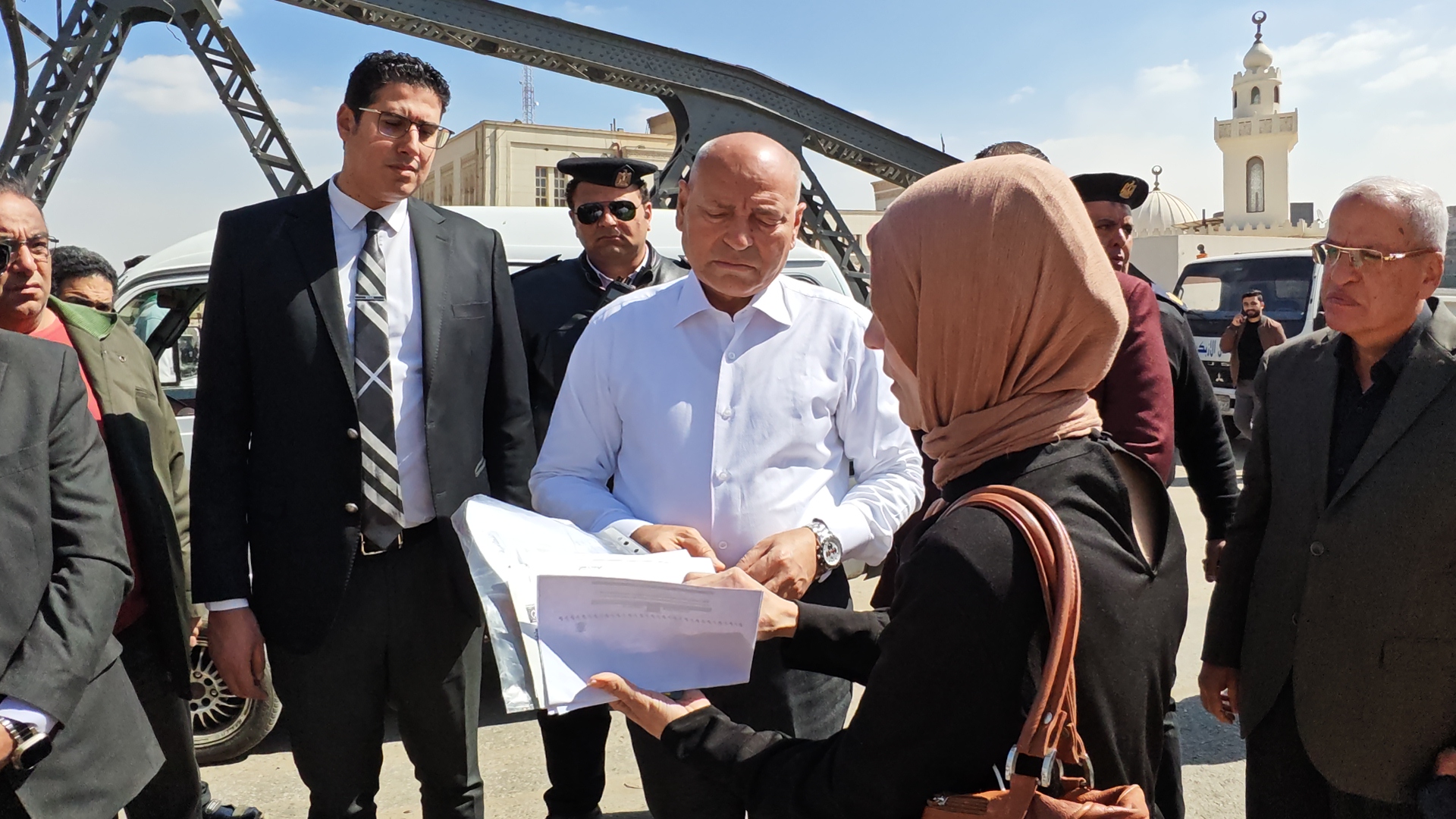 محافظ القاهرة يستجيب لسيدة من بني سويف تعثرت إجراءات سفرها للعمرة (2)