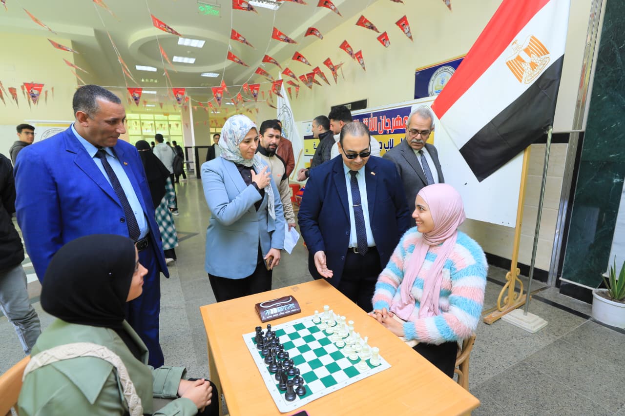 رئيس  الجامعة يتفقدج مهرجان الانشطة