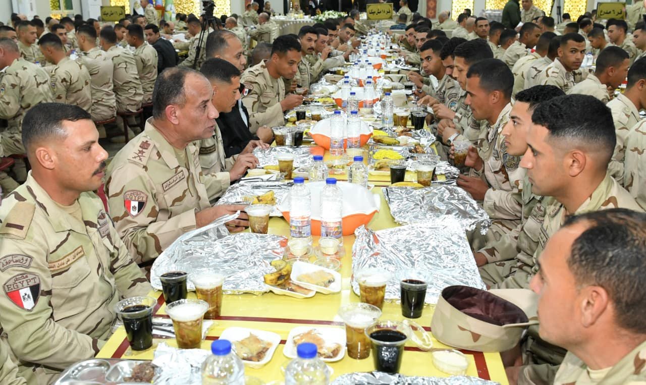 الفريق أشرف سالم زاهر يشارك عدد من مقاتلى القوات المسلحة تناول وجبة الإفطار