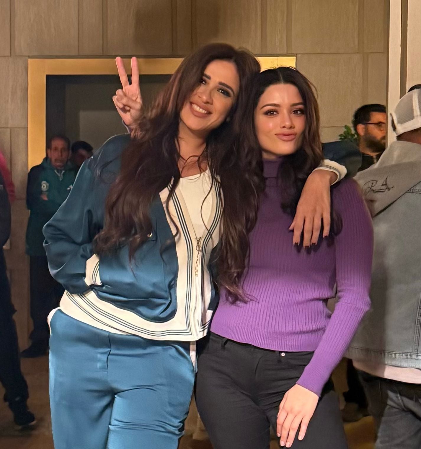 بالصور.. أجواء مبهجة تجمع سينتيا خليفة وياسمين عبد العزيز في وننسى اللي كان (1)