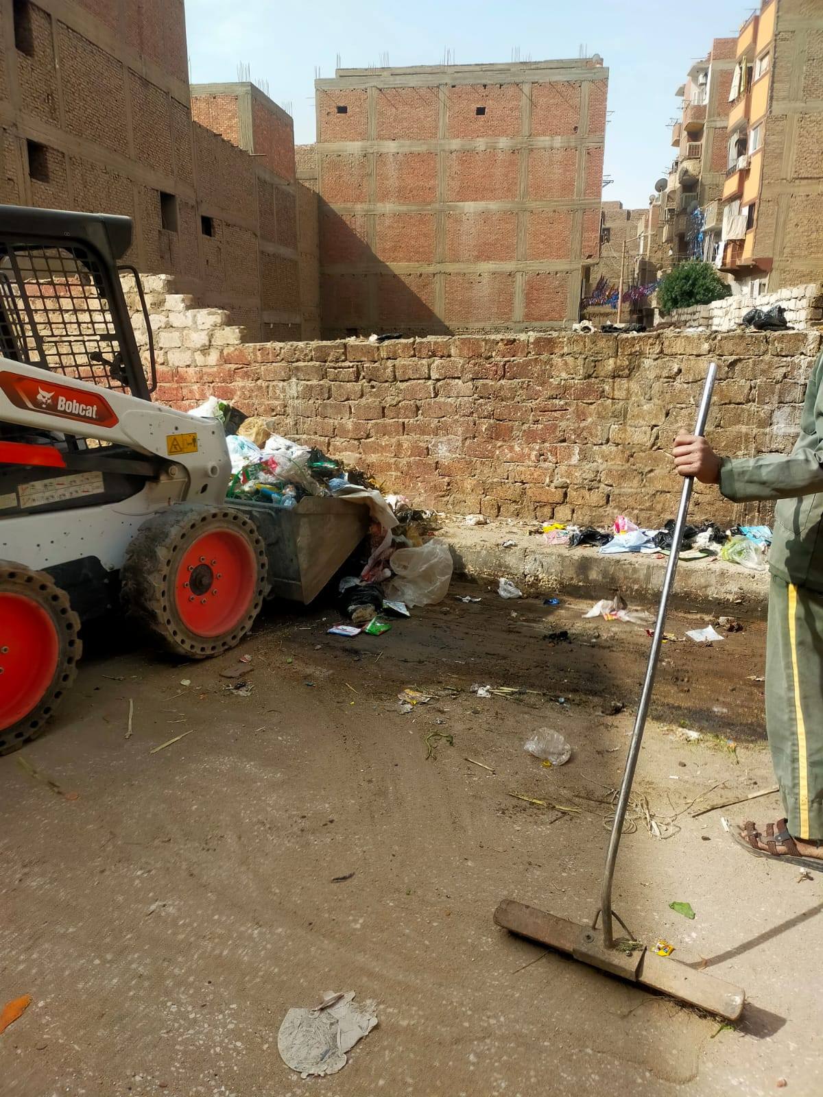 مدينة إسنا ترفع 1020 طن مخلفات خلال أسبوع بحملات نظافة