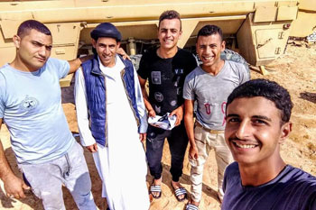 الشهيد مع الأصدقاء (3)