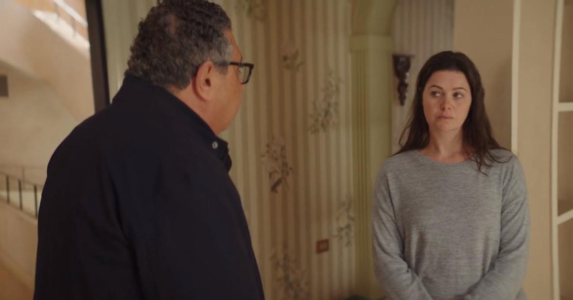 يسرا اللوزي تُخلي بيتها من العفش لتضع ماجد الكدواني في ورطة في مسلسل كان ياما كان (1)