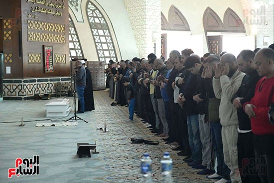 صلاة الجنازة على والد الفنانة مى عمر