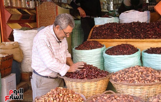 البائع-القبطى-أثناء-رص-البلح
